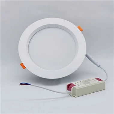 Oprawa sufitowa LED 3 w 1 o jasnym kolorze